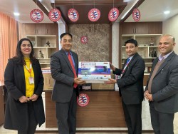 ग्लोबलका प्रशासकीय अधिकृत रेग्मीद्वारा पर्वत बहुमुखी क्याम्पसलाई सहयोग सामग्री हस्तान्तरण  